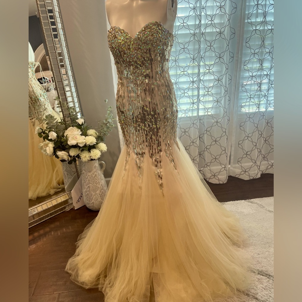 Prom dress , size 6-8 , wore once , great condition
